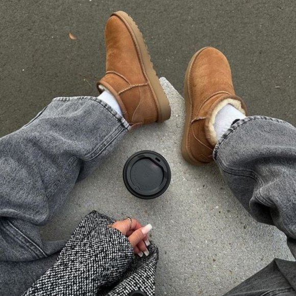 🎁 UGG Women's Classic Ultra Mini Ankle Boot - Picture 4 of 13